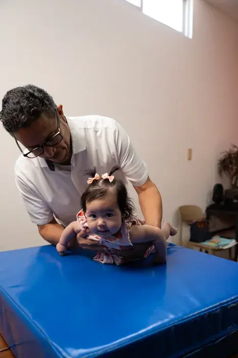 Sesión de terapia de integración sensorial con un niño