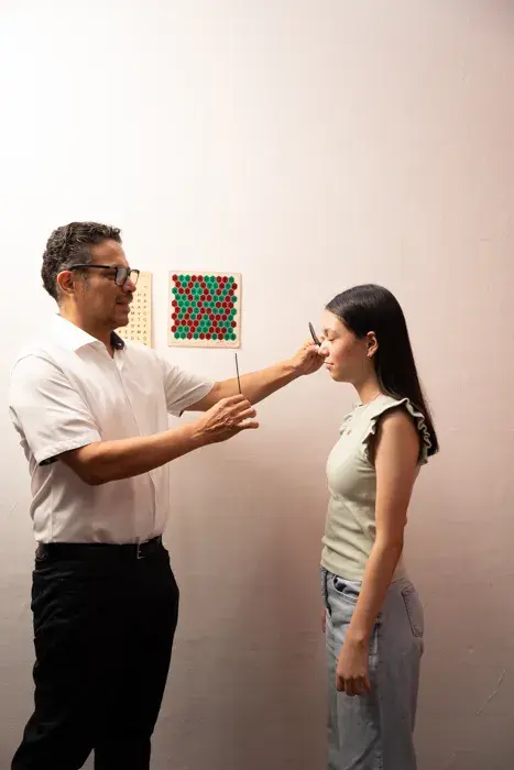 Martín Ramos realizando una prueba de optometría funcional a una adolescente