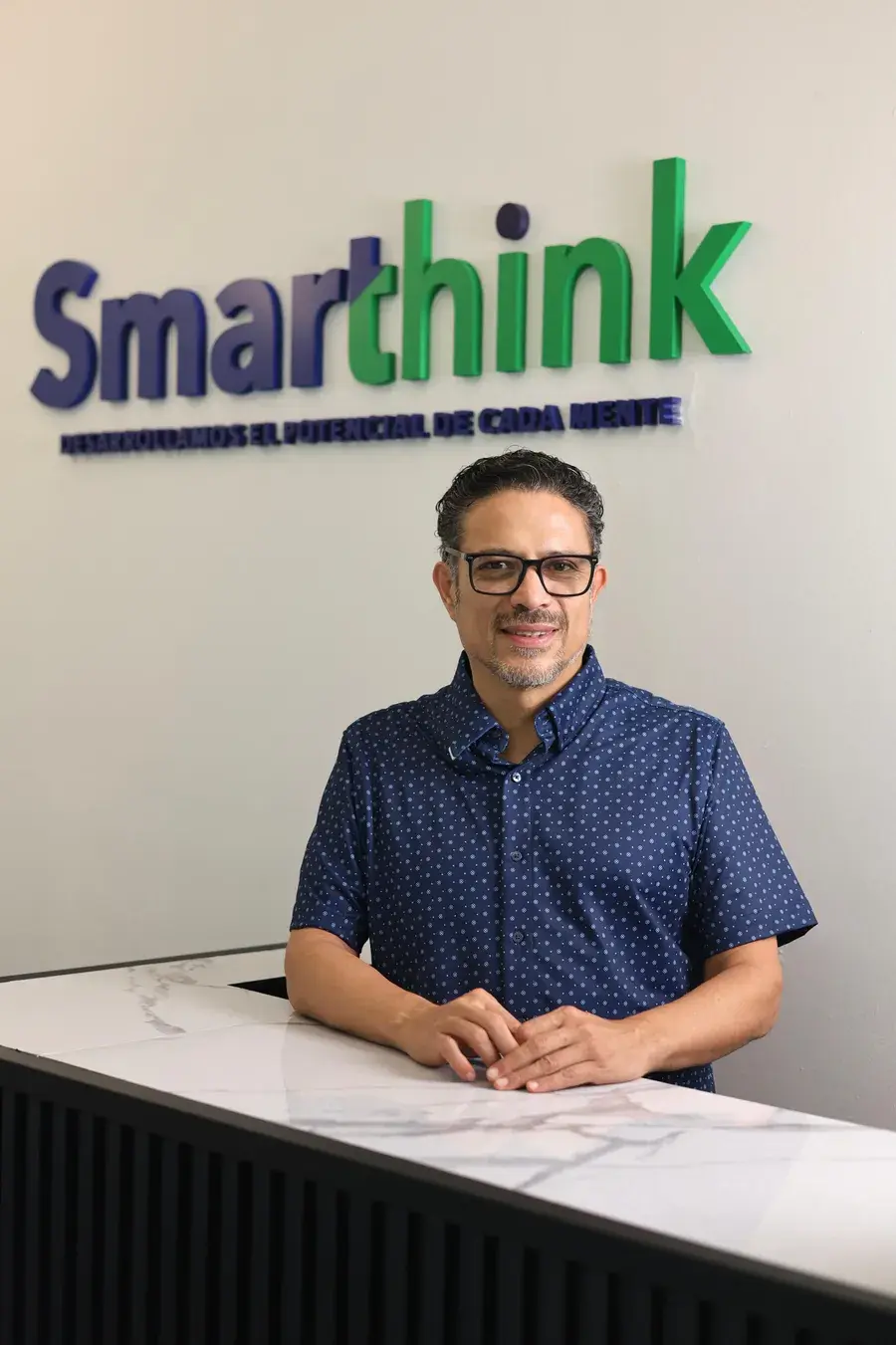 Martín Ramos en la recepción de SMARTHINK, bajo el logotipo del centro
